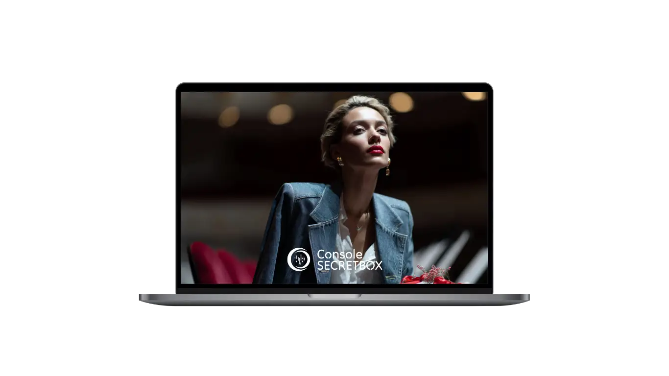 Console SecretBox – Femme en smoking devant une scène, dashboard ventes coffrets cadeaux spectacle