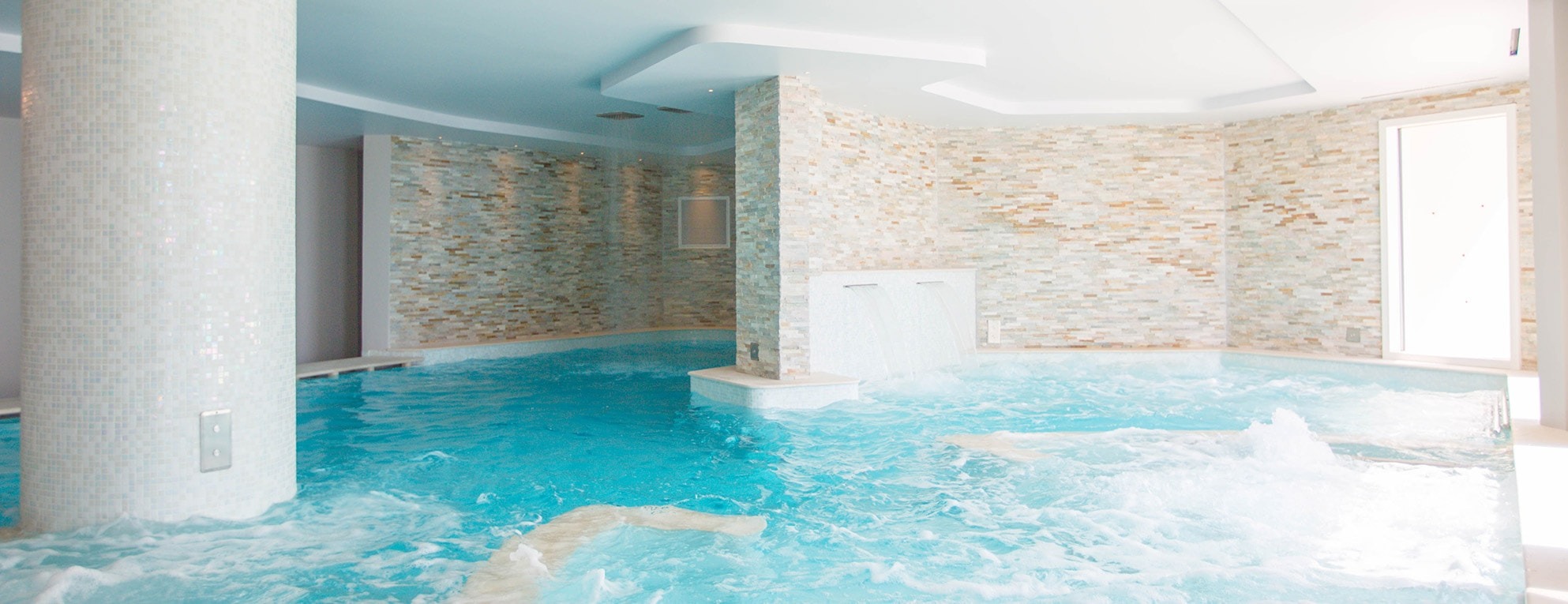 Piscine intérieure du spa