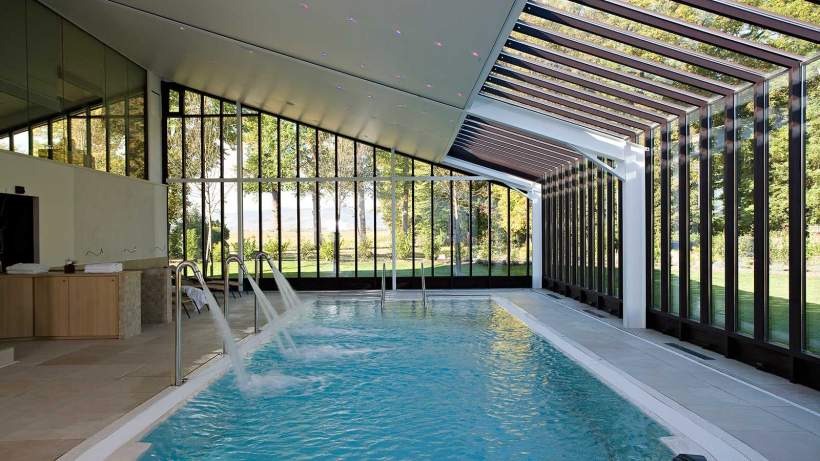 Piscine intérieure Château de Pizay